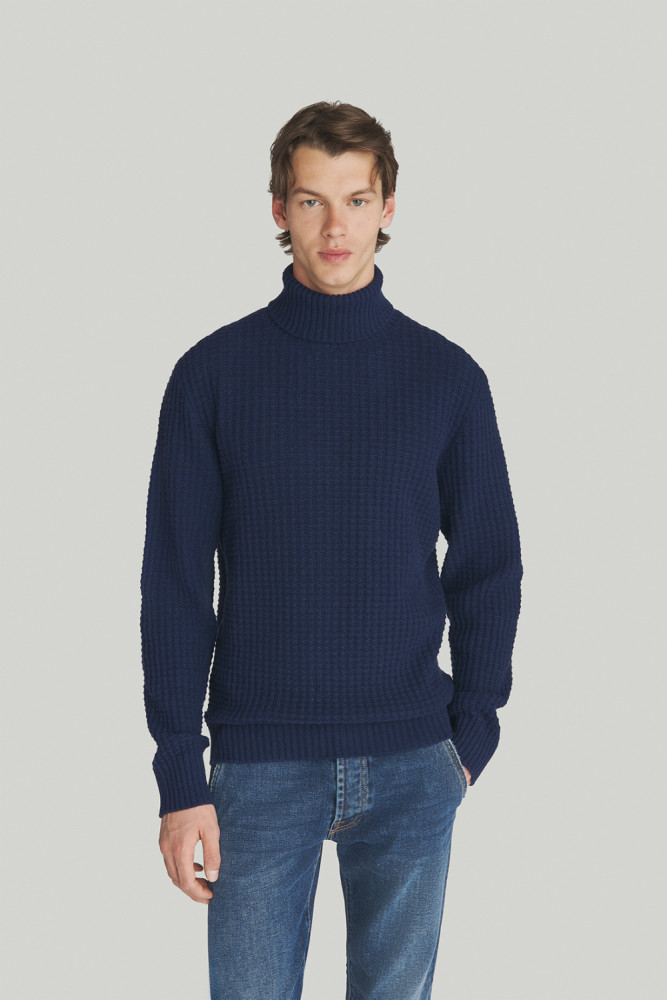 WAFFLE TURTLENECK SWEATER IN MERINO WOOL